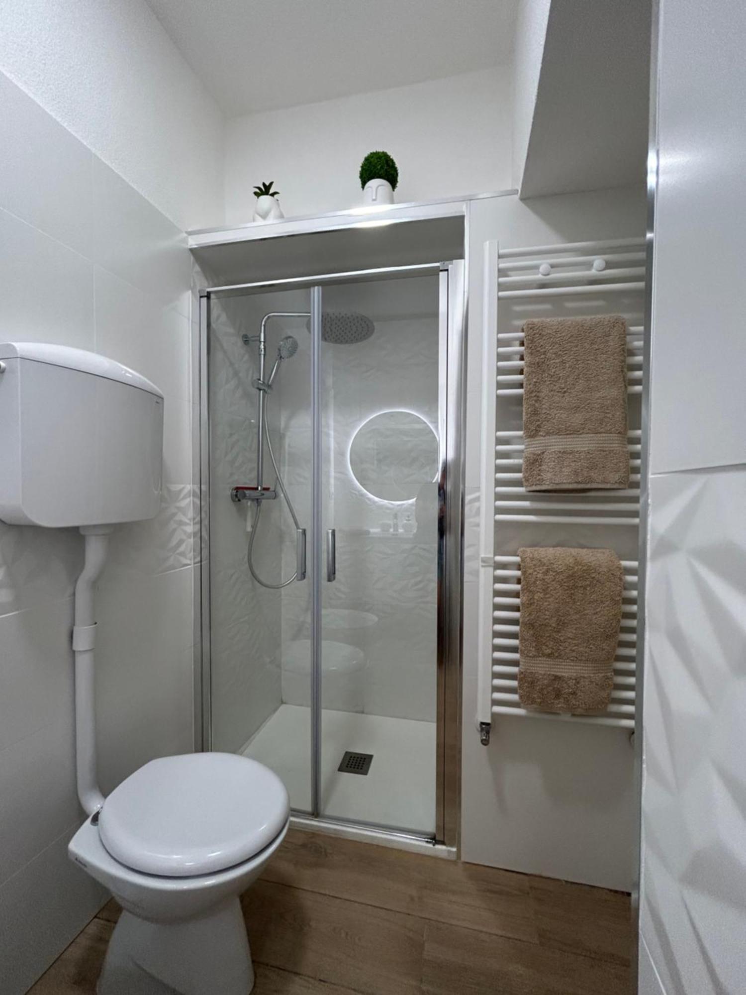 V&C Home Rental Specialist Appartamenti Fronte Lago Maggiore Germignaga Dış mekan fotoğraf